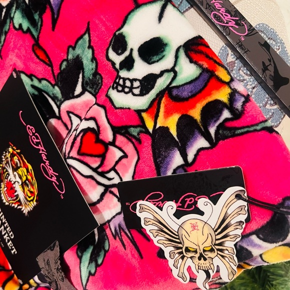 NEW Ed Hardy Pink Skull and Rose Blanket - Picture 3 of 4